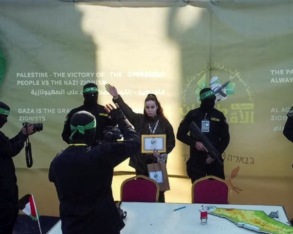 A drone view shows female Israeli soldier Agam Berger gestures as she is released by Palestinian Hamas militants, as part of a ceasefire and a hostages-prisoners swap deal between Hamas and Israel, in Jabalia, in the northern Gaza Strip, January 30, 2025. Photo: Reuters